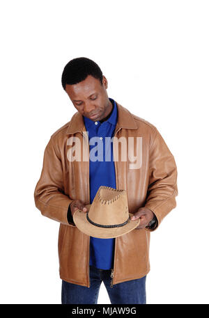 Una buona ricerca americano africano uomo sorridente con un cappello e una giacca di pelle marrone, isolato per sfondo bianco Foto Stock
