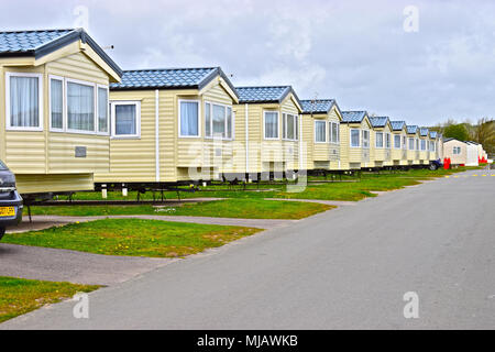 Una linea della moderna static holiday caravan presso Trecco Bay Holiday Park, Porthcawl ,S.Galles. Questo ben mantenuto & run park è ora di proprietà di Parkdean Resorts. Foto Stock