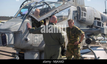 Il Mag. Gen. Odin Johannessen parla di U.S. Marines con Marine Attacco leggero elicottero Squadron, circa le capacità del UH-1Y Huey su Marine Corps Air Station Cherry Point, N.C., Aprile 30, 2018. Johannessen, il capo del personale per l'esercito norvegese, visitato 2° Marine ala aerei al fine di discutere lo sviluppo del Tridente frangente 18, norvegese e bilaterali degli Stati Uniti i piani e le implementazioni in programma per la formazione per la Norvegia. (U.S. Marine Corps photo by Lance Cpl. Ethan Pumphret) Foto Stock