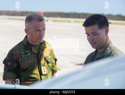 Il Mag. Gen. Odin Johannessen parla a U.S. Marino Marini con attacco leggero elicottero Squadron, circa le capacità del UH-1Y Huey su Marine Corps Air Station Cherry Point, N.C., Aprile 30, 2018. Johannessen, il capo del personale per l'esercito norvegese, visitato 2° Marine ala aerei al fine di discutere lo sviluppo del Tridente frangente 18, norvegese e bilaterali degli Stati Uniti i piani e le implementazioni in programma per la formazione per la Norvegia. (U.S. Marine Corps photo by Lance Cpl. Ethan Pumphret) Foto Stock