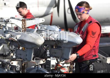 180430-N-NQ487-0199 mare mediterraneo (apr. 30, 2018) Aviation Ordnanceman 3rd Class Meaghan Boylan ispeziona pratica inesplosi sul ponte di volo a bordo della USS Harry Truman (CVN 75). Truman è attualmente implementata come parte di una costante rotazione delle forze degli Stati Uniti sostenere le operazioni di sicurezza marittima nelle acque internazionali in tutto il mondo. (U.S. Foto di Marina di Massa lo specialista di comunicazione di terza classe Kaysee Lohmann/rilasciato) Foto Stock