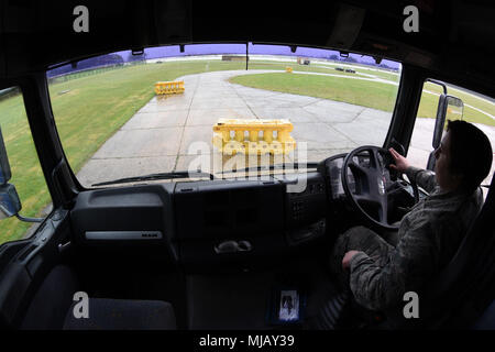 Un operatore di un veicolo assegnato al centesimo disponibilità logistica Squadron naviga su un rimorchio di un trattore attraverso un corso di guida presso il Royal Air Force Lakenheath, Inghilterra, 27 aprile 2018. La XLVIII LRS ha ospitato un terreno di trasporto rodeo dove gli avieri da entrambe le squadre hanno gareggiato contro ogni altro in eventi di mettere alla prova la loro abilità di guida. (U.S. Air Force foto di Senior Airman Eli Chevalier) Foto Stock