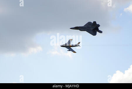 Un F-22 Raptor e un F-86 Sabre volare insieme durante un patrimonio volo su Beale Air Force Base in California, 27 aprile 2018. La F-86 è stato il primo degli Stati Uniti ala spazzata di aerei da combattimento. (U.S. Air Force foto di Airman 1. Classe Tristan D. Viglianco) Foto Stock