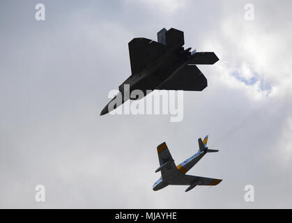Un F-22 Raptor e un F-86 Sabre volare insieme durante un patrimonio volo su Beale Air Force Base in California, 27 aprile 2018. La F-86 è stato il primo degli Stati Uniti ala spazzata di aerei da combattimento. (U.S. Air Force foto di Airman 1. Classe Tristan D. Viglianco) Foto Stock