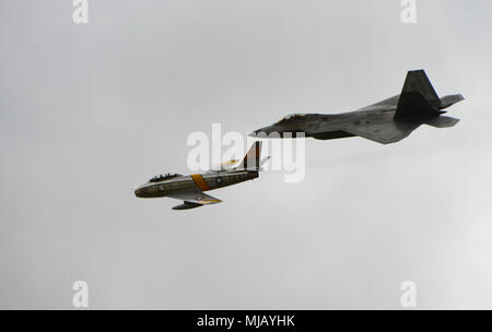 Un F-22 Raptor e un F-86 Sabre volare insieme durante un patrimonio volo su Beale Air Force Base in California, 28 aprile 2018. La F-86 è stato il primo degli Stati Uniti ala spazzata di aerei da combattimento. (U.S. Air Force foto di Airman 1. Classe Tristan D. Viglianco) Foto Stock