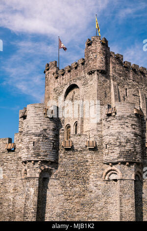 Torre del Castello dei Conti (Gravensteen), costruito nel 1180 nel centro città di Gand in una giornata di sole sotto un cielo blu. Foto Stock