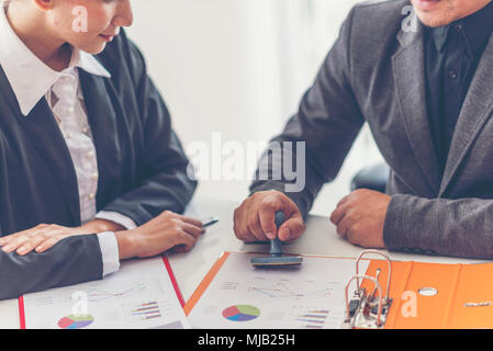 La timbratura Business timbro di gomma su un documenti - un concetto di business Foto Stock