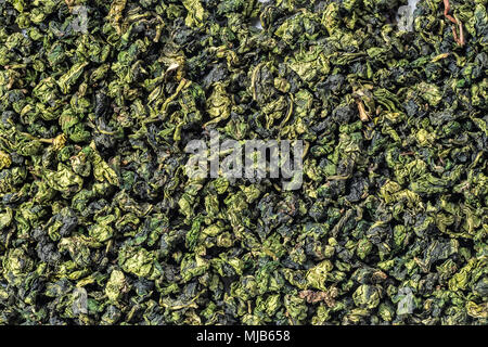 Foglie giovani di verde a secco cinese del tè asiatica. Pura ingrediente organico della famosa bibita salutare nel mondo per Wabi Sabi stile di vita. Backgro alimentare Foto Stock