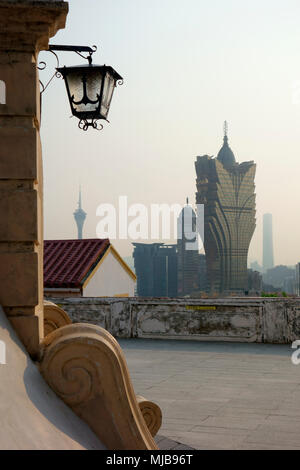 Città di Macau vista dal faro all'interno della fortezza Guia, il punto più alto della Penisola di Macau, Macao, Regione amministrativa speciale della Repubblica popolare cinese Foto Stock