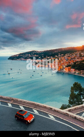 Strada e auto sopra Villefrance sur Mer in Costa Azzurra. Foto Stock