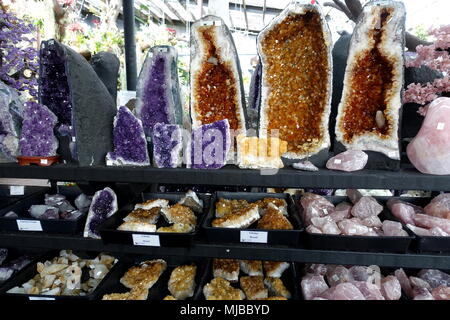 I cristalli di quarzo citrino e ametista le grotte di cristallo sul display Foto Stock