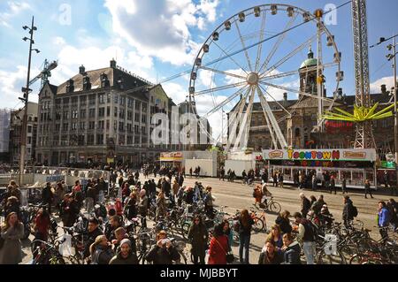 Amsterdam, Paesi Bassi: vista dell'Occhio di Amsterdam di attrazione turistica e il Madame Tussaud Museo su piazza Dam. Foto Stock