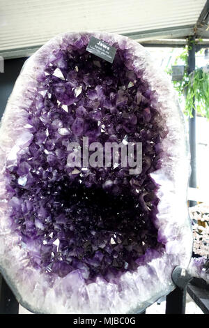 Ametista le grotte di cristallo sul display Foto Stock