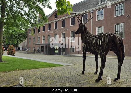 Amsterdam, Paesi Bassi: la facciata nord del Museo Hermitage sul fiume Amstel, con un disegno di un cervo fatta di rottami di metallo nella parte anteriore Foto Stock