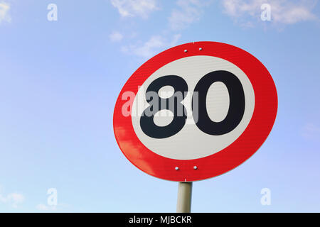 Limite di velocità 80 km / h su strada in Norvegia. Foto Stock