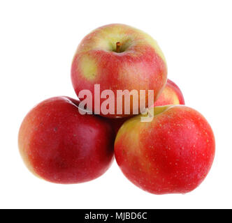 Quattro mature mele rosse impilati in una piramide, isolato su sfondo bianco. Foto Stock
