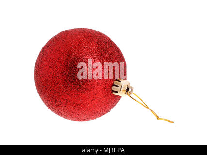Uno rosso natale Pallina isolato su sfondo bianco. Foto Stock
