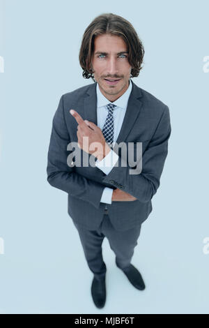 Ritratto di giovane uomo d affari rivolto verso l'alto avendo idea, soluzione, mostrando con il dito indice il numero uno Foto Stock