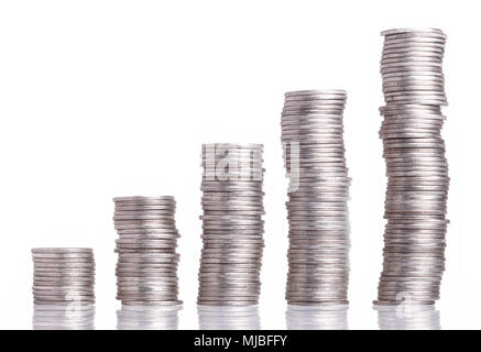 Cinque instabile di pile di monete in successione in salita su uno sfondo bianco. Foto Stock