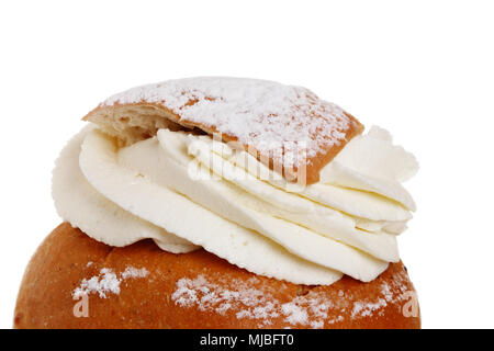 Dettaglio di un martedì grasso bun, consiste di luce di pane di grano con pasta di mandorle e panna montata, riempimento isolato su sfondo wgite. Foto Stock