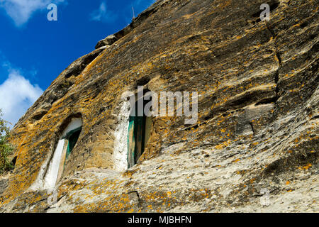 Ingresso della chiesa ortodossa rupestri chiesa Mikael Mellehayzengi, Tsaeda Amba, Tigray, Etiopia Foto Stock