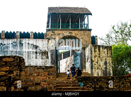 Porta di ingresso e la fortificazione del royal insediamento, rova, presso la Collina reale di Ambohimanga, Blue Hill, provincia di Antananarivo Avaradrano, Madagascar Foto Stock