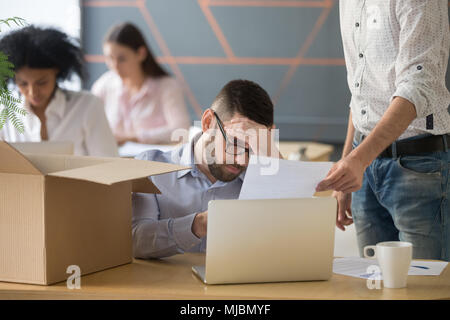 Frustrati sconvolto dipendente ricezione avviso di licenziamento getting abete Foto Stock