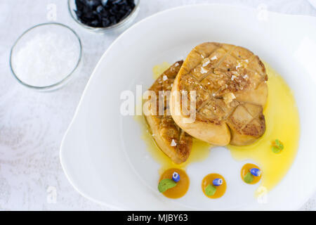 Frittura di fegato d oca con salsa di Apple sulla piastra bianca. Il Foie Gras del buon cibo. Foto Stock