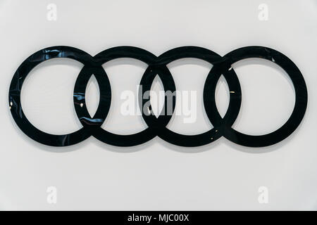 Bucarest, Romania - MARZO 28, 2018: Audi auto segno Closeup View Foto Stock