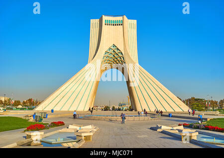TEHRAN, IRAN - 25 ottobre 2017: Azadi Tower è il più riconoscibile punto di riferimento della città e un deve vedere la posizione di ogni turista, il 24 ottobre in Foto Stock