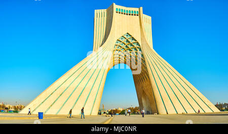 TEHRAN, IRAN - 24 ottobre 2017: Torre Azadi chiamato anche i cancelli a Tehran è una struttura monumentale realizzata in stile persiano ricoperta di marmo bianco Foto Stock