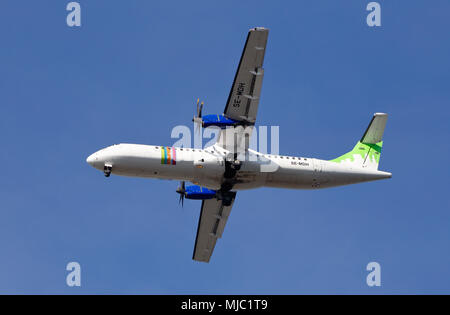 Stoccolma, Svezia - 3 Maggio 2016: Braathens regionale ATR 72-500 (SE-MDH) durante la fase di avvicinamento a Stoccolma Bromma airport contro il cielo blu. Foto Stock