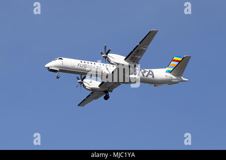 Stoccolma, Svezia - 3 Maggio 2016: Braathens regionali (SE-LSF) Saab 2000 durante la fase di approccio all'aeroporto di Bromma contro il cielo blu. Foto Stock