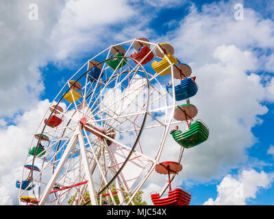 Ruota panoramica Ferris al luna park o di viaggio carnevale durante l ammiragliato giorni in Dokkum, Friesland, Paesi Bassi Foto Stock
