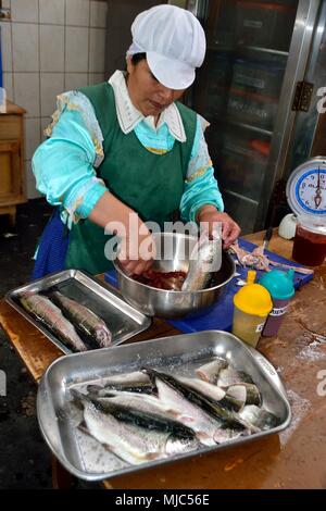 Ají Pañca peruviana di pepe rosso - Trota - Ristorante a GRANJA PORCON - cooperativa evangelica - Dipartimento di Cajamarca .PERÙ Foto Stock