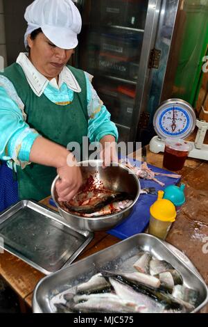 Ají Pañca peruviana di pepe rosso - Trota - Ristorante a GRANJA PORCON - cooperativa evangelica - Dipartimento di Cajamarca .PERÙ Foto Stock