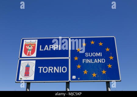 Tornio, Finlandia - Luglio 20, 2016: lo Stato membro dell'UE Finlandia nazionale segno di confine al valico di frontiera con la Svezia inTornio. Foto Stock