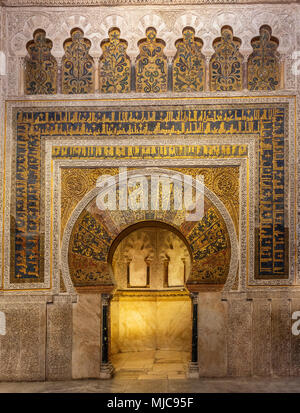 Decorazioni arabe, Arabesque, Mirhab, preghiera islamica di nicchia, Mezquita-Catedral de Cordoba o duomo della Concezione di Nostra Signora, Cordoba, Cordoba Foto Stock