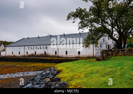 Isola di Skye, Regno Unito - 30 agosto 2013: Talisker Distillery durante nuvoloso giorno sull'Isola di Skye, Regno Unito Foto Stock