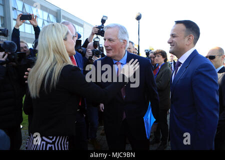 Commissione europea del capo negoziatore Brexit Michel Barnier (2-R) è accolto da Helen McEntee, irlandese Europa Ministro (L), Simon Coveney, ministro per gli Affari Esteri e del commercio (2-L) e il Taoiseach Leo Varadkar (R) a Dundalk, Irlanda, 30 aprile 2018 Foto Stock