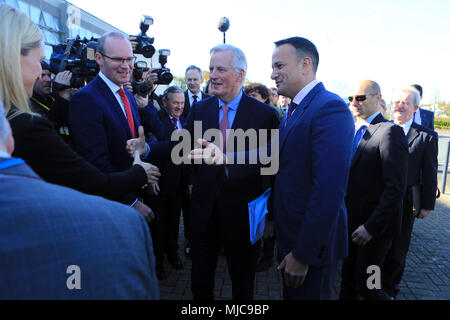 Commissione europea del capo negoziatore Brexit Michel Barnier (2-R) è accolto da Helen McEntee, irlandese Europa Ministro (L), Simon Coveney, ministro per gli Affari Esteri e del commercio (2-L) e il Taoiseach Leo Varadkar (R) a Dundalk, Irlanda, 30 aprile 2018 Foto Stock