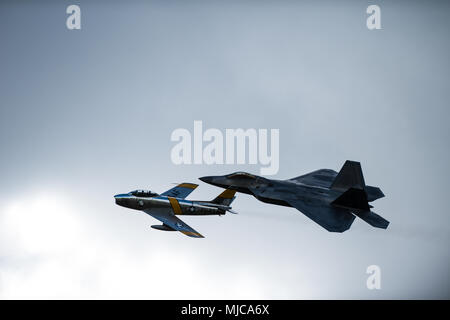 Un F-86 Sabre e F-22 Raptor volare in formazione durante un volo del patrimonio presso l'aria e lo spazio Expo a Beale Air Force, California, 27 aprile 2018. La F-86 è stata la prima ala a freccia fighter aircraft nel dipartimento della difesa ed è stata ufficialmente operati da Air Force nel 1949. (U.S Air Force foto/Senior Airman Justin Parsons) Foto Stock