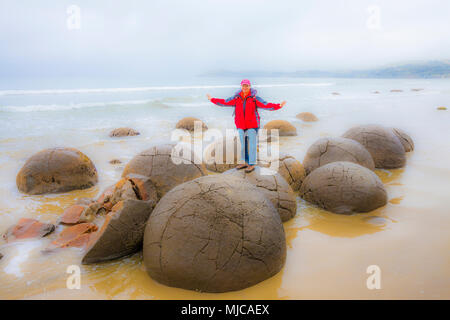 Moeraki boulders, un famoso punto di riferimento nella Nuova Zelanda, Isola del Sud Foto Stock