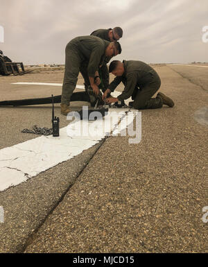 Recupero degli aeromobili Marines di stanza al Marine Corps Air Station (ICM) Yuma assegnato alla sede e Sede Squadron (H&HS), eseguire la procedura di certificazione annuale sulle loro E-28 Marcia arresto a sostegno di tutti gli aeromobili tailhook a bordo GLI ICM Yuma. I mezzi di arresto marcia aeromobili aiuta a eseguire gli atterraggi di emergenza quando necessario. (U.S. Marine Corps photo by Lance Cpl. Sabrina Candiaflores) Foto Stock