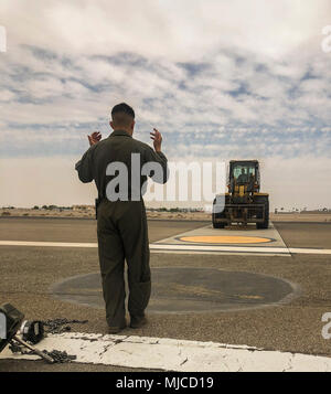 Recupero degli aeromobili Marines di stanza al Marine Corps Air Station (ICM) Yuma assegnato alla sede e Sede Squadron (H&HS), eseguire la procedura di certificazione annuale sulle loro E-28 Marcia arresto a sostegno di tutti gli aeromobili tailhook a bordo GLI ICM Yuma. I mezzi di arresto marcia aeromobili aiuta a eseguire gli atterraggi di emergenza quando necessario. (U.S. Marine Corps photo by Lance Cpl. Sabrina Candiaflores) Foto Stock