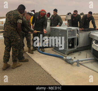 Recupero degli aeromobili Marines di stanza al Marine Corps Air Station (ICM) Yuma assegnato alla sede e Sede Squadron (H&HS), eseguire la procedura di certificazione annuale sulle loro E-28 Marcia arresto a sostegno di tutti gli aeromobili tailhook a bordo GLI ICM Yuma. I mezzi di arresto marcia aeromobili aiuta a eseguire gli atterraggi di emergenza quando necessario. (U.S. Marine Corps photo by Lance Cpl. Sabrina Candiaflores) Foto Stock