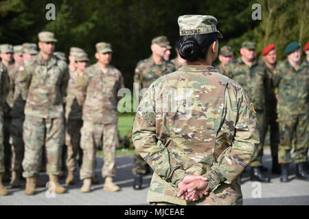 Xviii contro il supporto del battaglione di supporto (XVIII CSSB) Command Sgt. Il Mag. Muriel A. Macdonald guarda la formazione di Stati Uniti I soldati con la diciottesima CSSB e esercito tedesco soldati di riserva durante un ruck marzo evento ospitato da un esercito tedesco gruppo di riserva nelle vicinanze dell'esercito 7 Formazione del comando di Grafenwoehr Area Formazione, Germania, 28 aprile 2018. (U.S. Foto dell'esercito di Gertrud Zach) Foto Stock