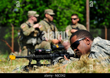 Fort Polk, La., Aprile 30, 2018 - una nazionale della Georgia soldato di guardia dal 3° Battaglione, 121 reggimento di fanteria che ripete un plotone di movimento durante la perforazione di un campo di opportunità di formazione tecnica per la XLVIII della brigata di fanteria combattere del Team di rotazione del giunto nelle vicinanze Readiness Training Center. Foto Stock