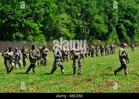 Fort Polk, La., Aprile 30, 2018 - Georgia soldato della protezione nazionale dal 3° Battaglione, 121 Reggimento di Fanteria condotta unità tecniche di movimento in preparazione per la XLVIII della brigata di fanteria combattere del Team di rotazione del giunto nelle vicinanze Readiness Training Center. Foto Stock