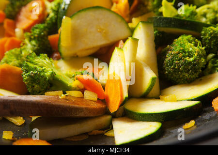 La cucina wok con verdure, carote, zucchine, pole fagioli, broccoli, latte fresco e sano Foto Stock